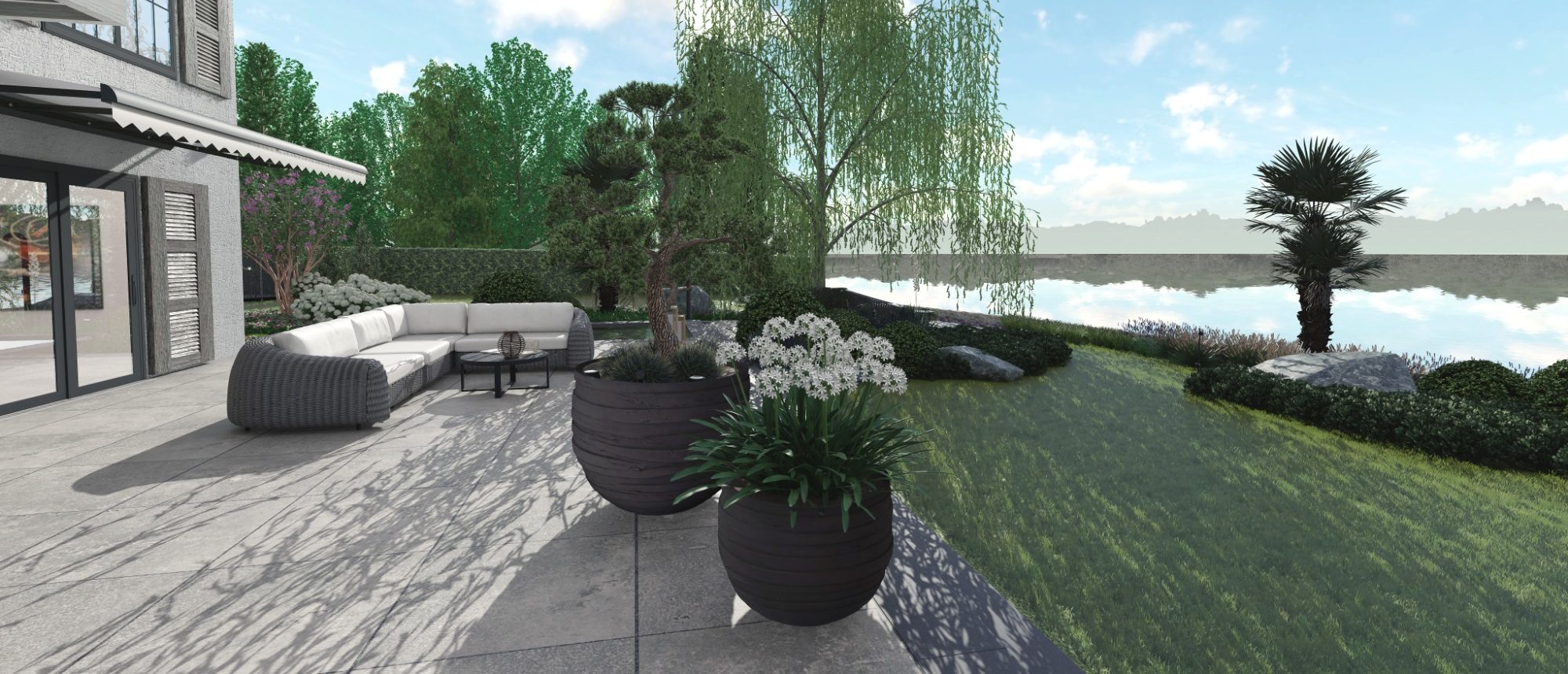 Garten mit modernen Töpfen, Sitzbereich und Blick auf einen See unter blauem Himmel.